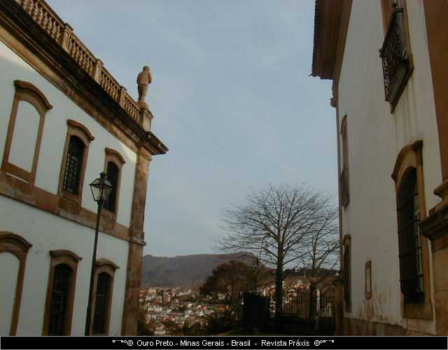 Fotografia da lateral da Igreja do Carmo(D) e do Museu da Inconfidência(E), onde ficaram presos vários inconfidentes - Ouro Preto, Minas Gerais, Brasil - Fofógrafo: Néliton Azevedo